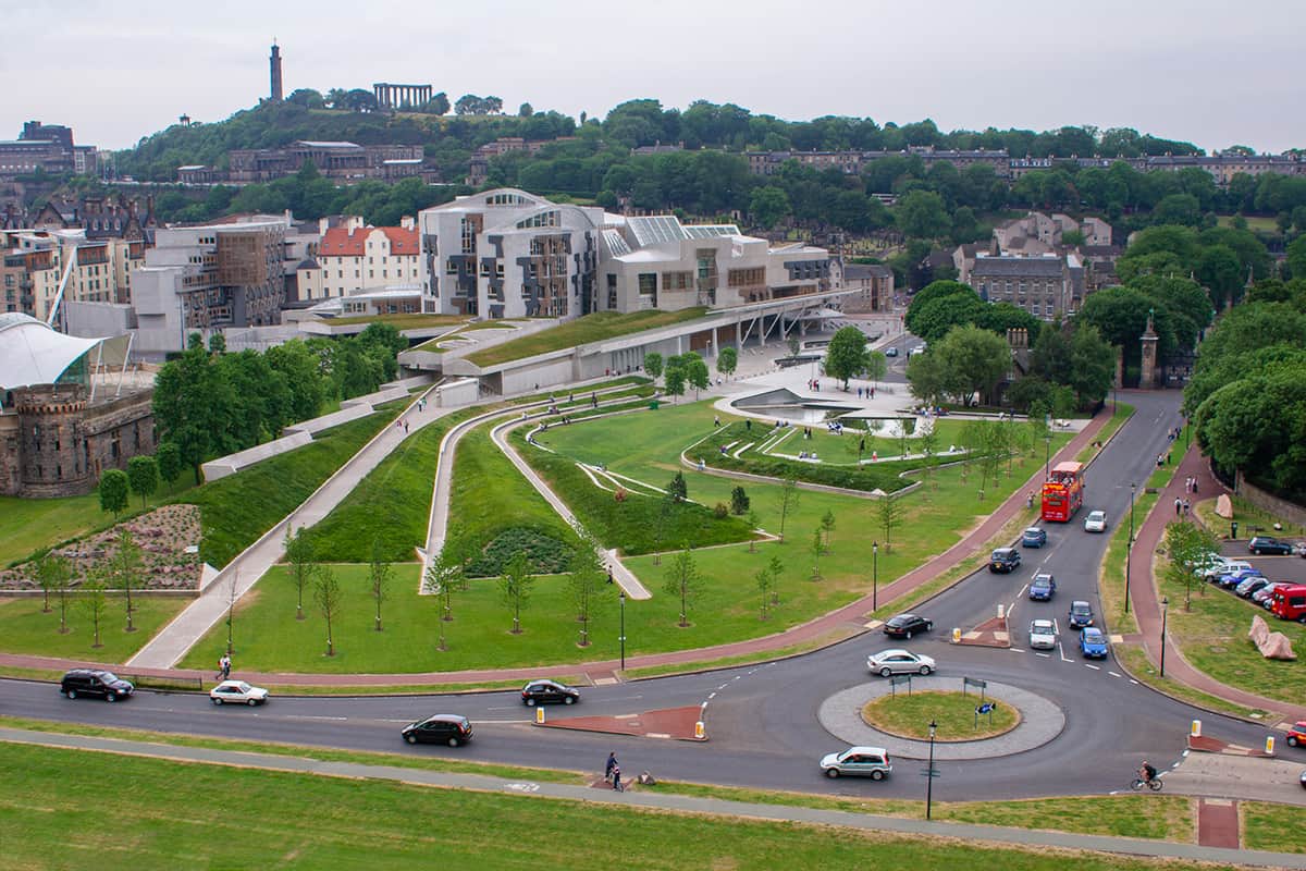 Kreisverkehr am Parlament in Edinburgh