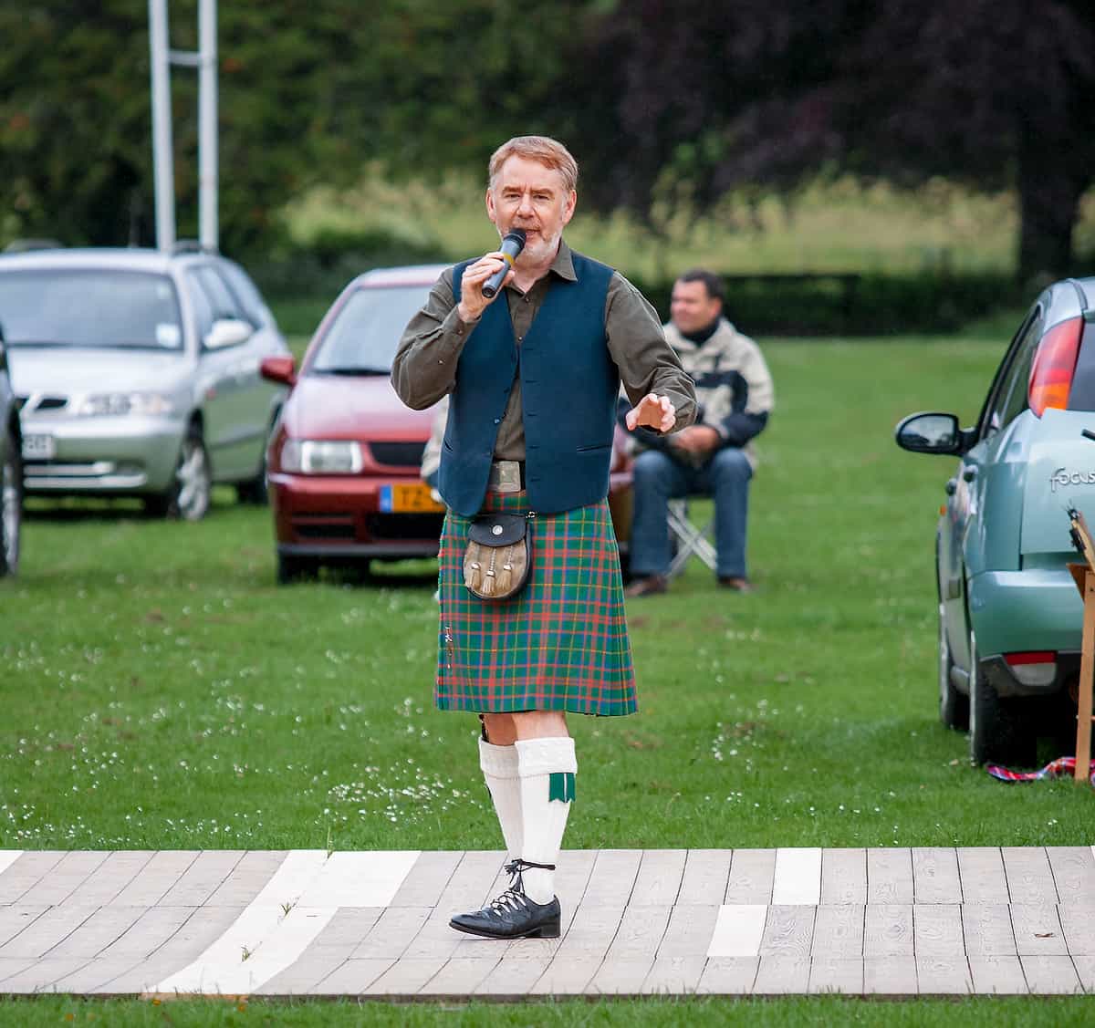 Moderator Allan Brown auf einer Highland Night in Pitlochry