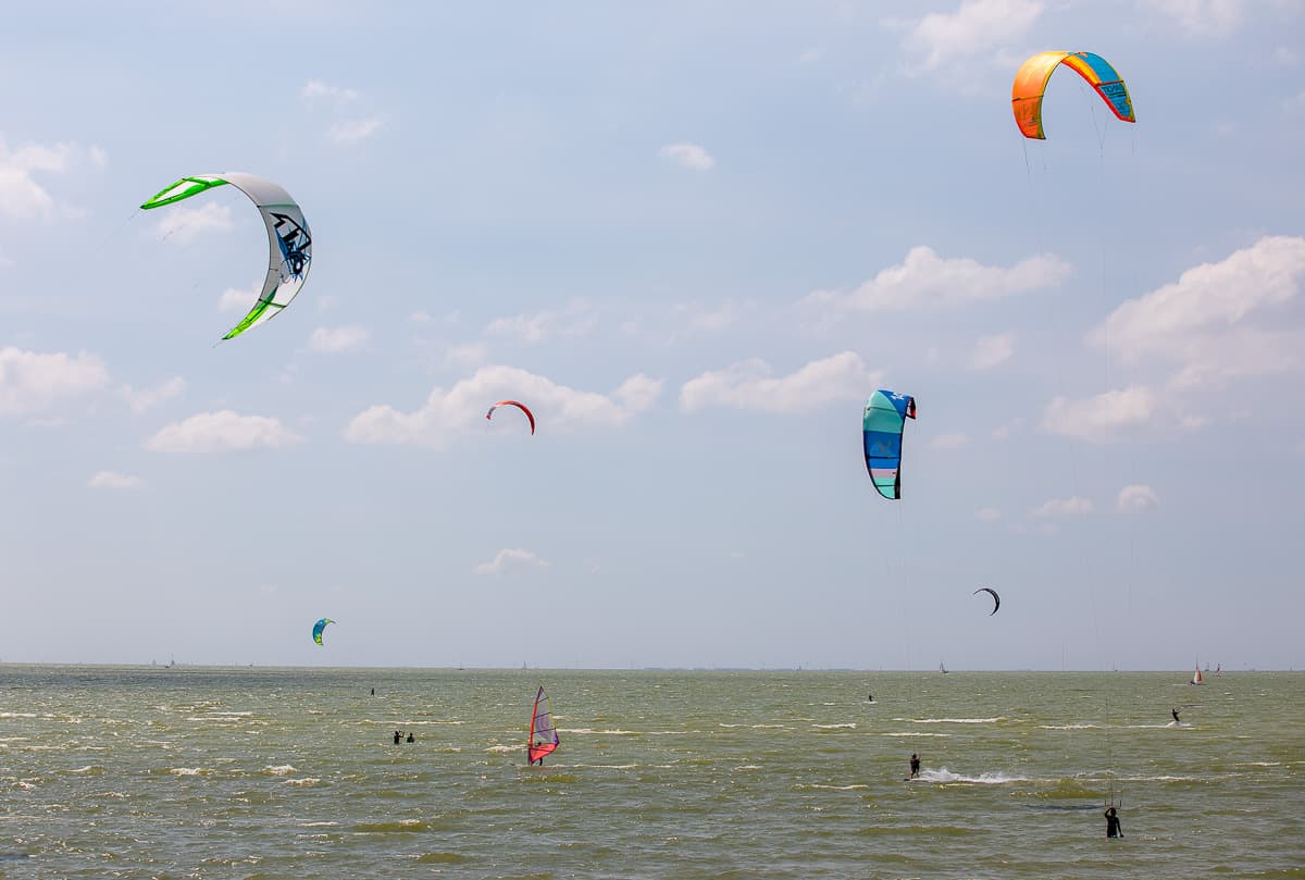 Kitesurfer auf dem Ijsselmeer bei Hindeloopen
