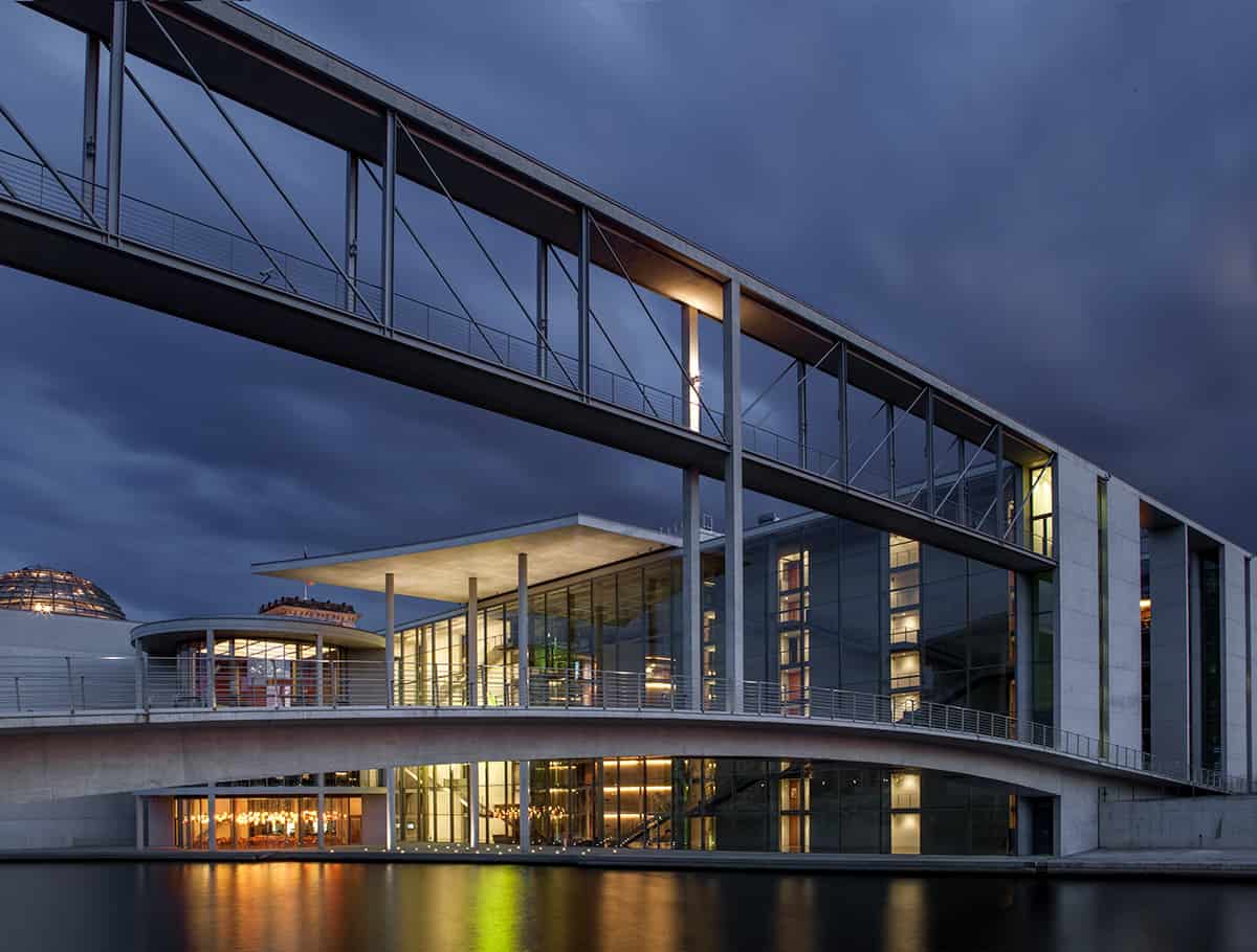 Das Paul-Löbbe-Haus von der Spree am Abend