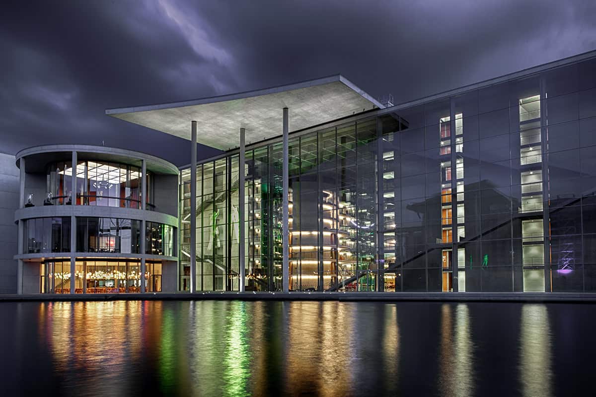 Das Paul-Löbbe-Haus von der Spree am Abend