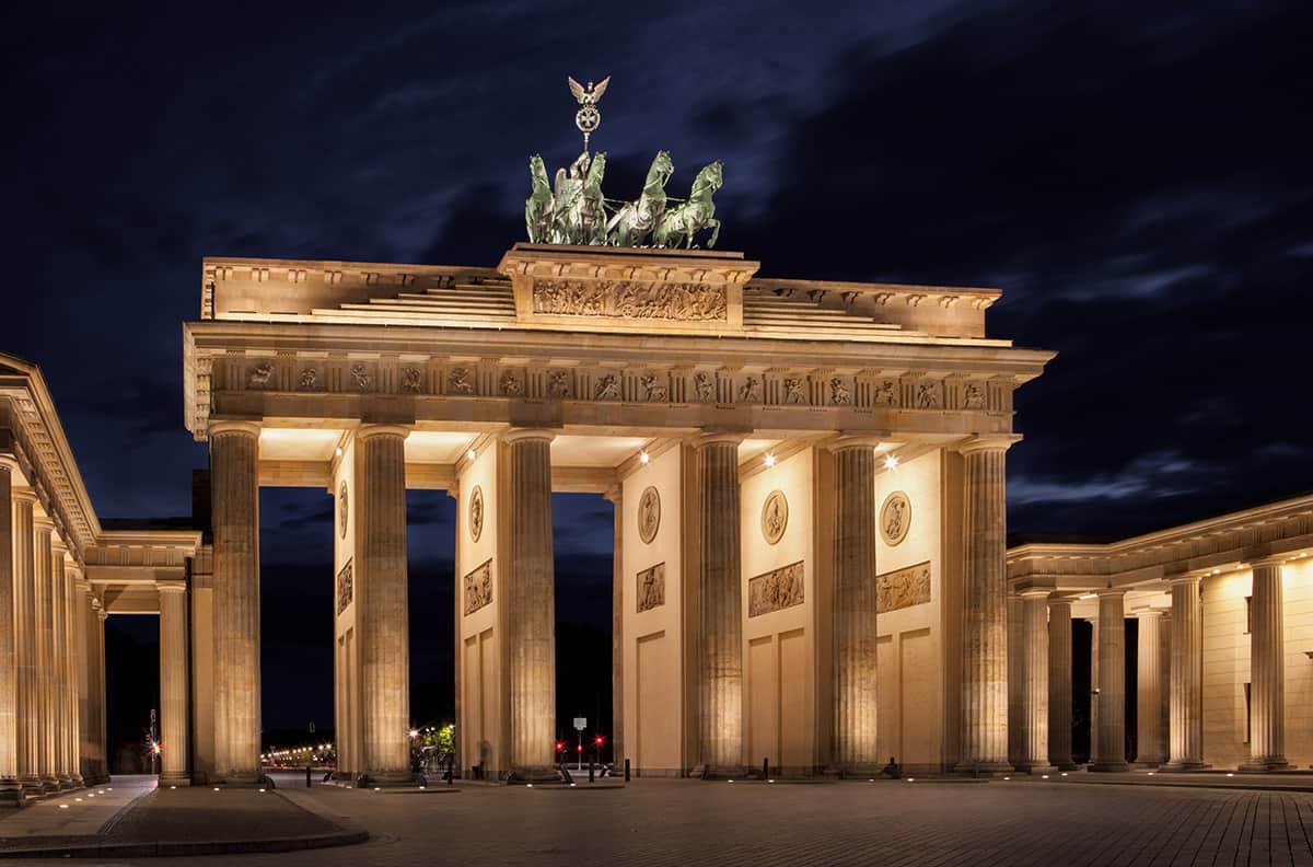 Das beleuchtete Brandenburger Tor am Abend vom Pariser Platz aus