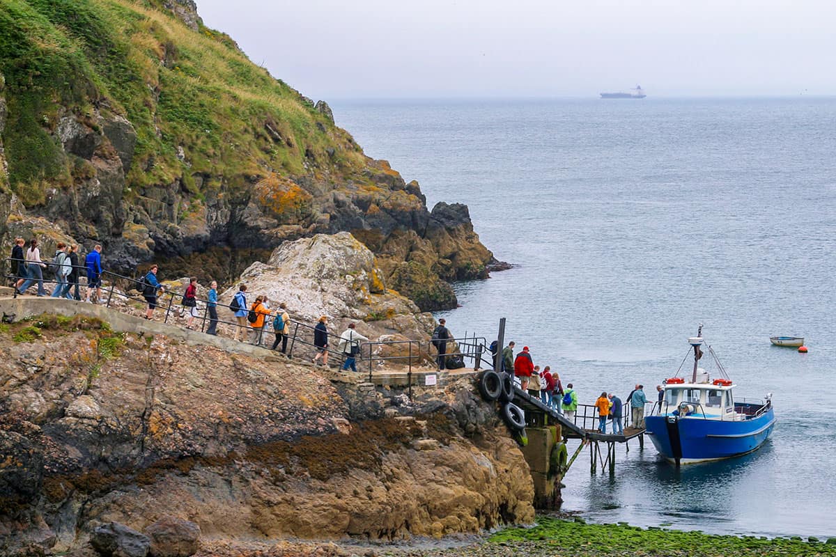 Besucher verlassen mit dem Schiff Skomer